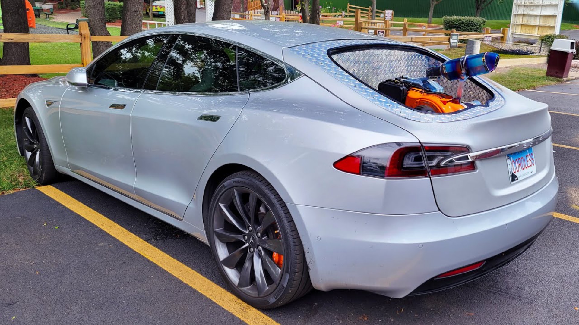 Video: Ένα Tesla Model S γίνεται υβριδικό, κάνει 3.000 km χωρίς φόρτιση!