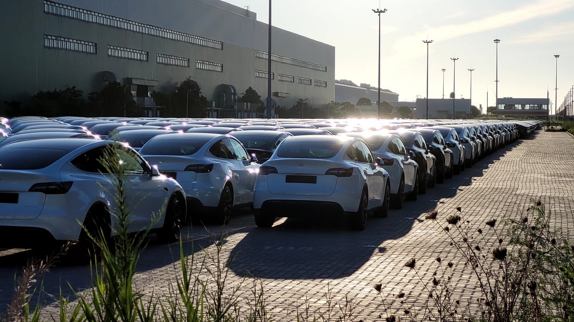 Απίστευτο: Πάνω από 10.500 Tesla «κάθονται» σε ένα λιμάνι – Δείτε πού [video]