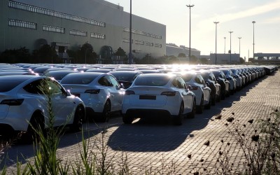 Απίστευτο: Πάνω από 10.500 Tesla «κάθονται» σε ένα λιμάνι – Δείτε πού [video]