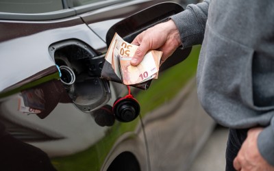 Τιμή βενζίνης: Πού έχει 3 ευρώ/λίτρο;