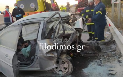 Απίστευτη τραγωδία στην Ακράτα: Τροχαίο με 2 νεκρούς – Στις φλόγες το όχημα [video]