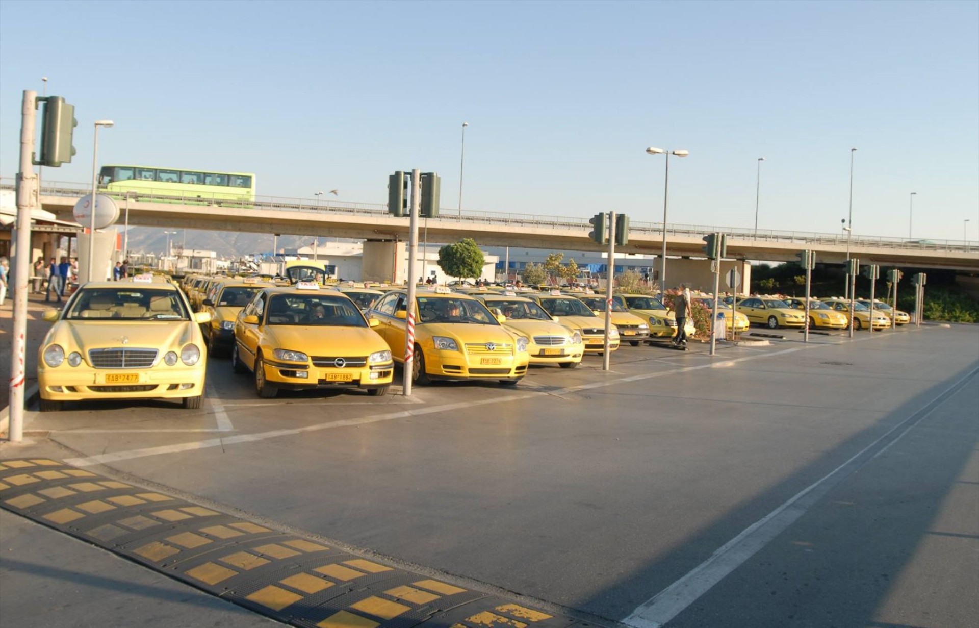 Οδηγοί TAXI: Ζητάνε 300 €/μήνα και λιγότερους φόρους – Πότε θα κάνουν απεργία