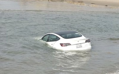 Τι γυρεύει ένα Tesla Model 3 μέσα στη θάλασσα; [video]