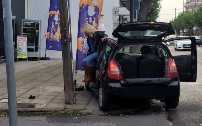 Λάρισα: Γυναίκα πάρκαρε στον δρόμο και άρχισε να χορεύει – Δείτε εικόνες και video