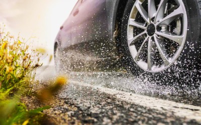 Ποια ελαστικά είναι καλύτερα στη βροχή: Θερινά, 4 εποχών ή χειμερινά; [video]