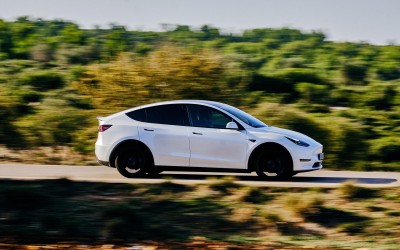 Έρευνα: Μόνο η... Lada πουλά παλαιότερα μοντέλα από την Tesla!