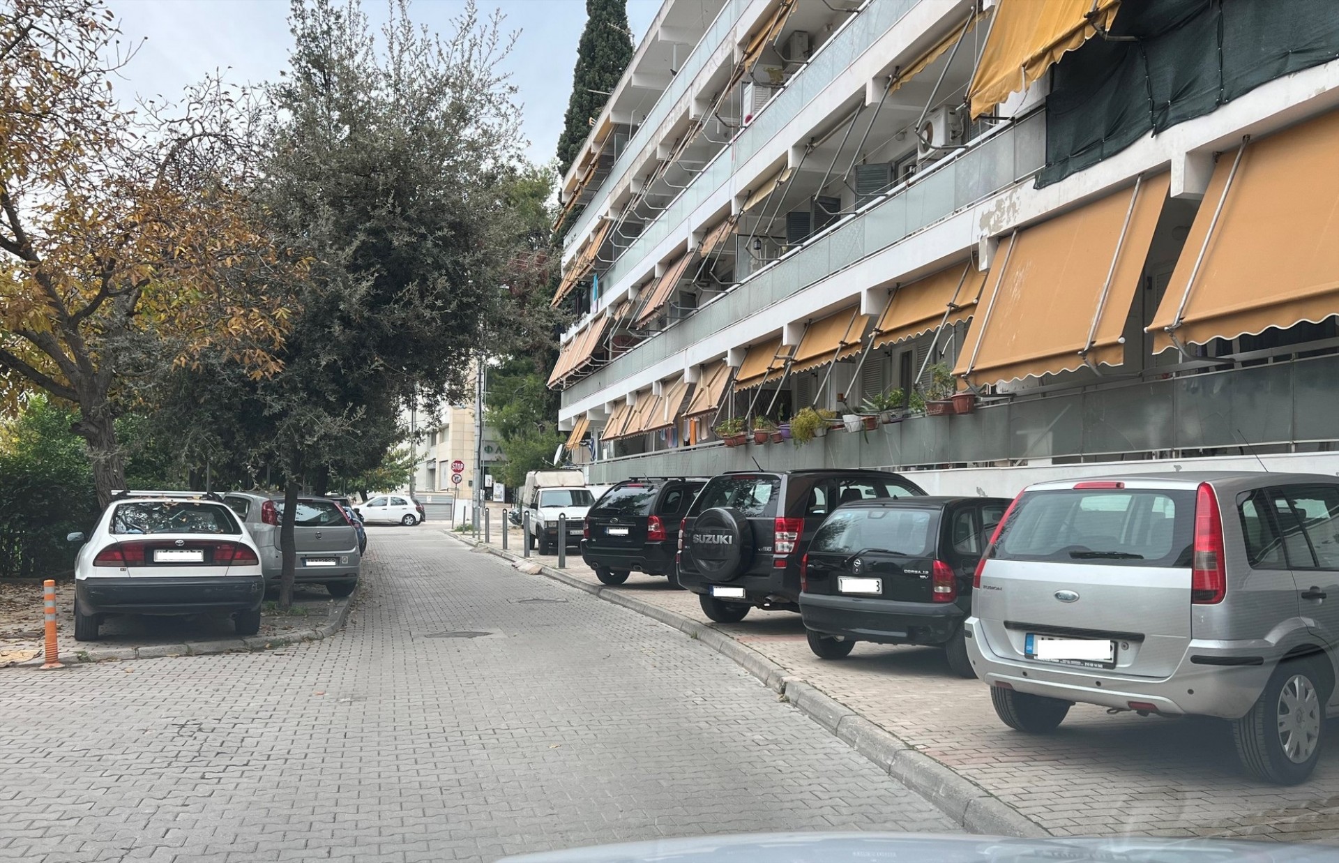 Μπορούν να παρκάρουν τα αυτοκίνητα στο πεζοδρόμιο; Πότε είναι νόμιμο;