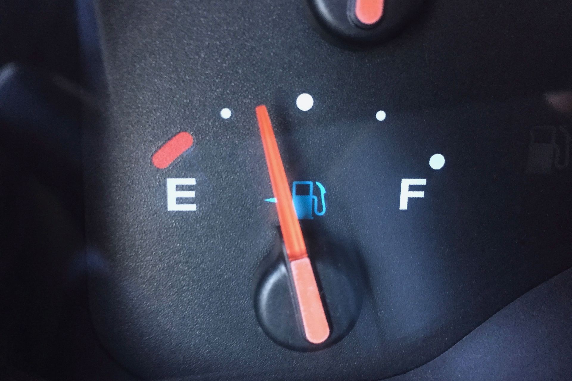 Γιατί ο δείκτης βενζίνης πέφτει πιο γρήγορα κάτω από τη μέση; Τι πρέπει να ξέρεις