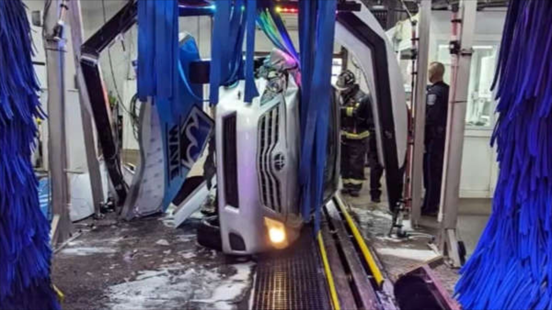 Κατάφερε να τουμπάρει σε πλυντήριο αυτοκινήτων! [video]