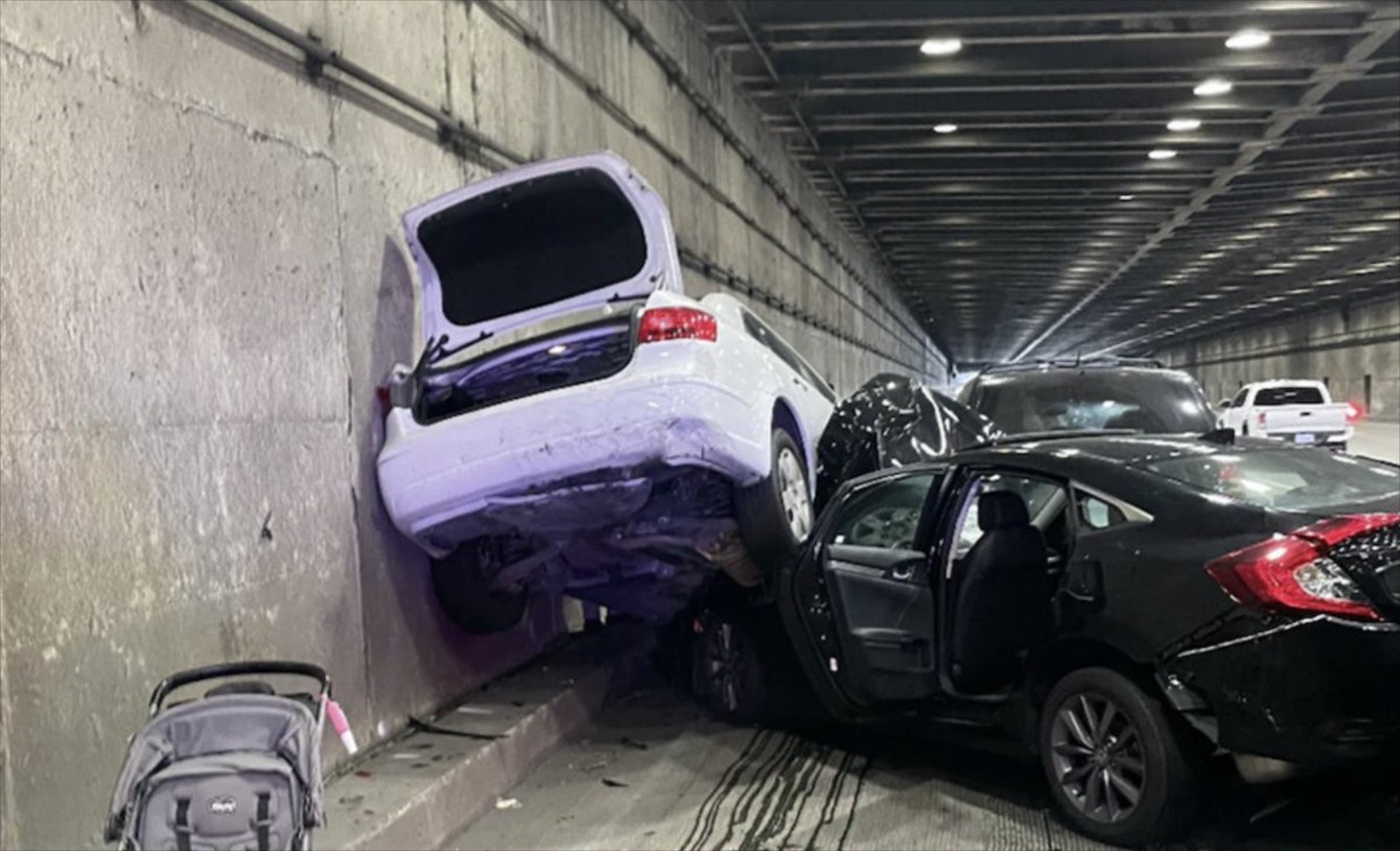 Εφιάλτης σε σήραγγα: Tesla φρενάρει μόνο του, προκαλεί καραμπόλα! [video]