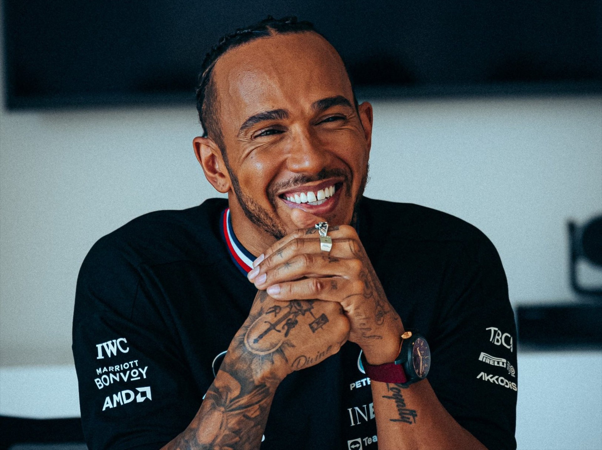Πόσα χρήματα έχει ο Lewis Hamilton; Μπορεί να αγοράσει τη Μάντσεστερ Γιουνάιτεντ;  