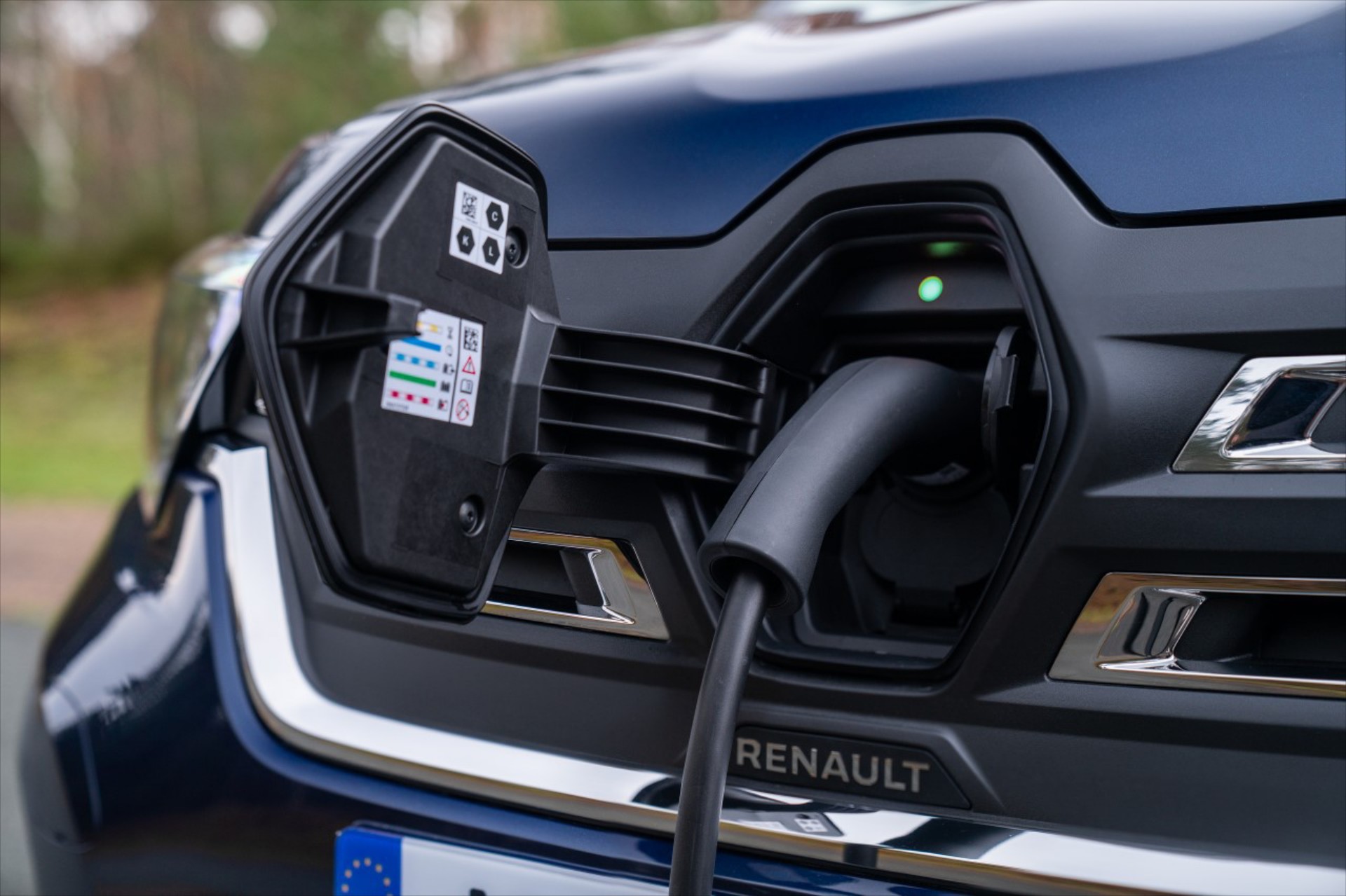 Η Renault ετοιμάζει ηλεκτρικά αυτοκίνητα που θα φορτίζουν το δίκτυο
