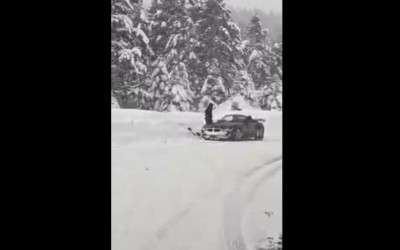 Απίστευτος τύπος: Στον Παρνασσό με ανοικτό cabrio εν μέσω χιονοθύελλας [video]