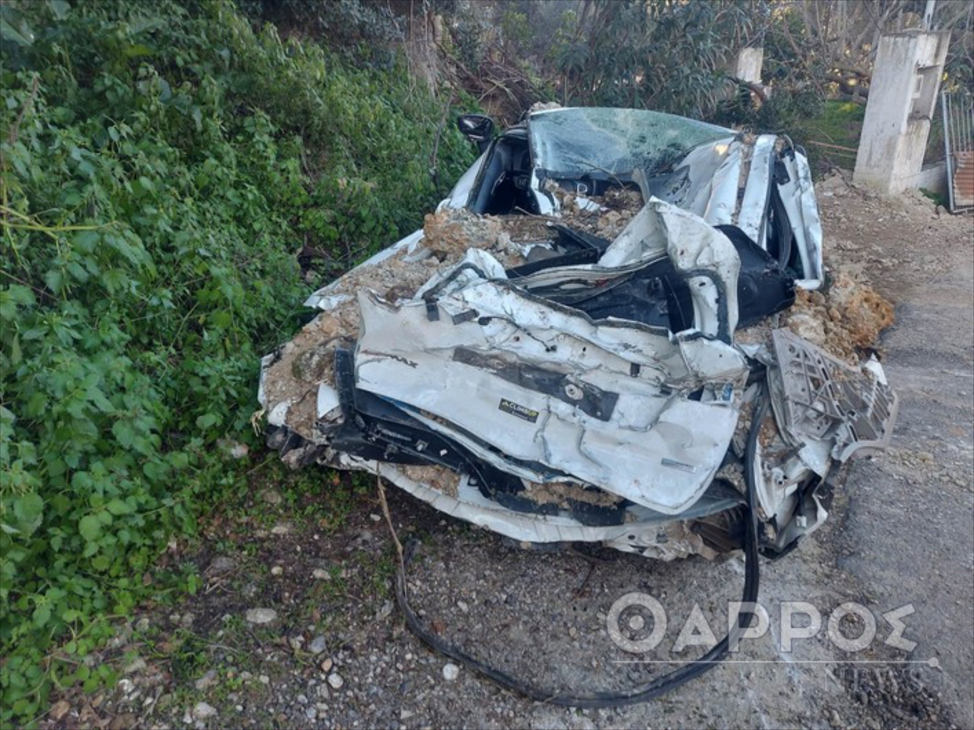 Καλαμάτα: Μαμά και παιδί σώθηκαν από θαύμα – Βράχος διέλυσε το αυτοκίνητο [video] 