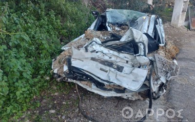 Καλαμάτα: Μαμά και παιδί σώθηκαν από θαύμα – Βράχος διέλυσε το αυτοκίνητο [video] 