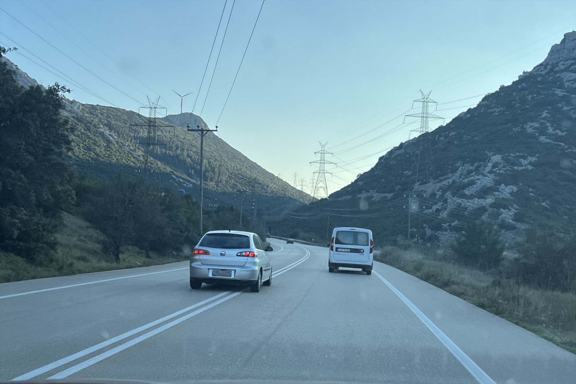 Προσπέραση σε διπλή διαχωριστική: Ποιες είναι οι ποινές;