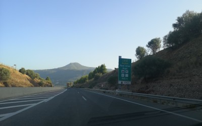 Τρόμος στην εθνική οδό: 91χρονη οδηγούσε ανάποδα, τράκαρε και έφυγε… «κυρία»