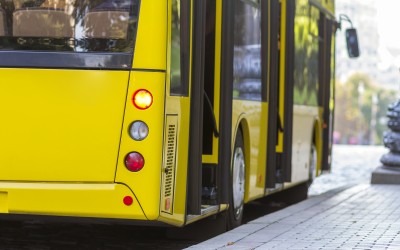 Ποιο λεωφορείο απαγορεύεται να προσπεράσεις όταν κάνει στάση;