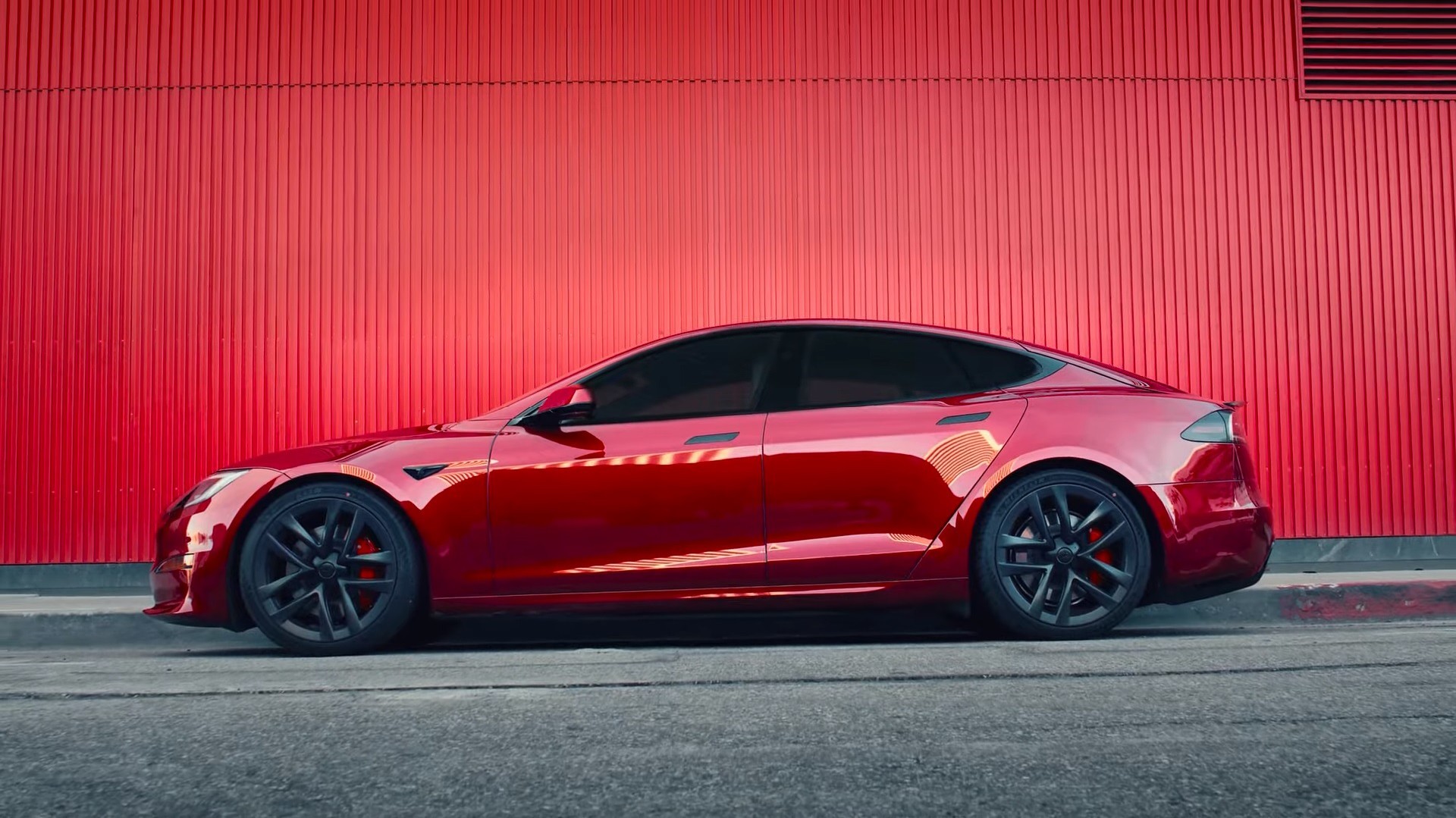 Tesla: Το νέο χρώμα των 3.000 € και η… καινοτομία του στρογγυλού τιμονιού [video]