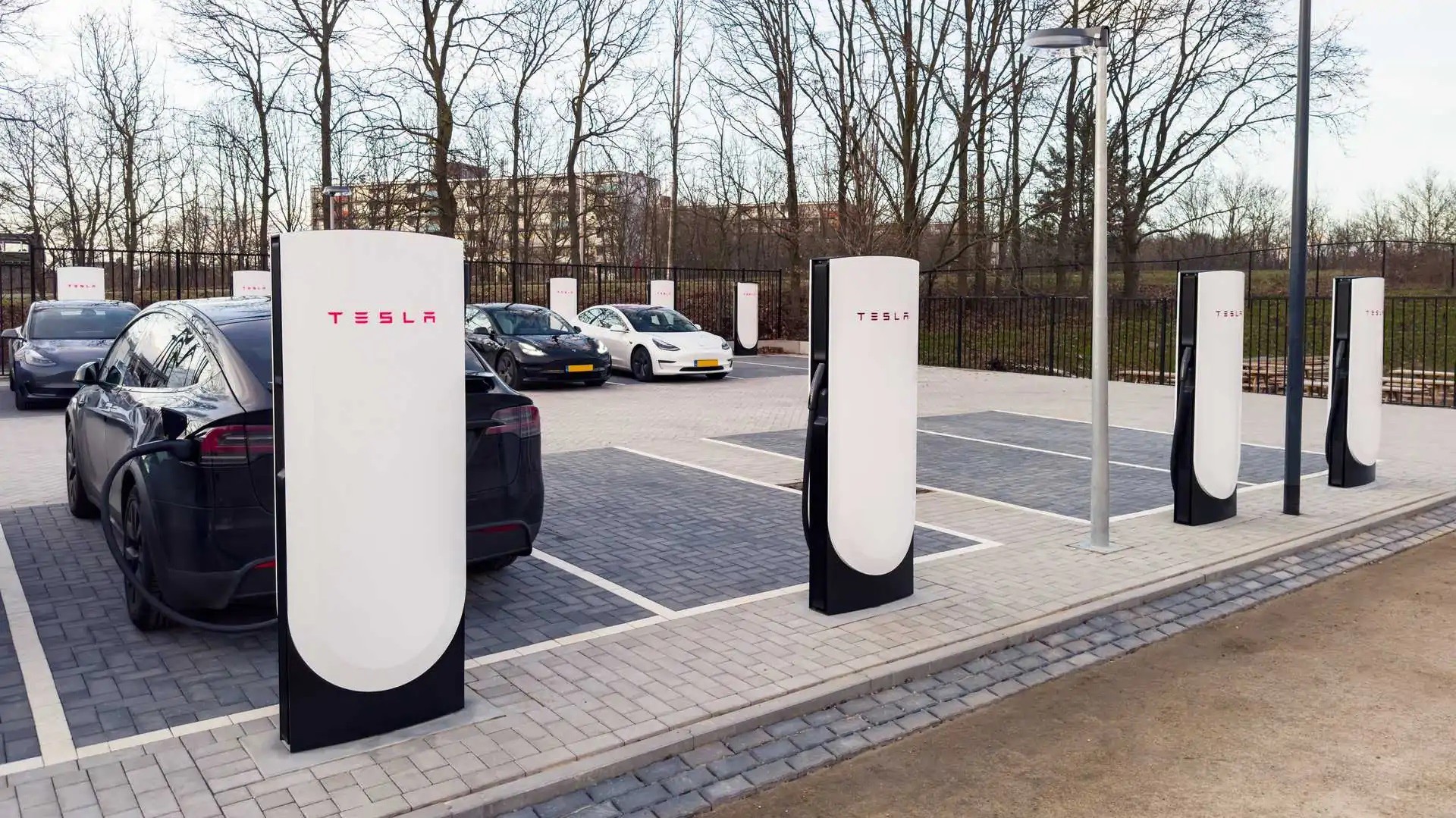 Tesla Superchargers V4: Είναι πράγματι οι πιο γρήγοροι φορτιστές στον κόσμο;