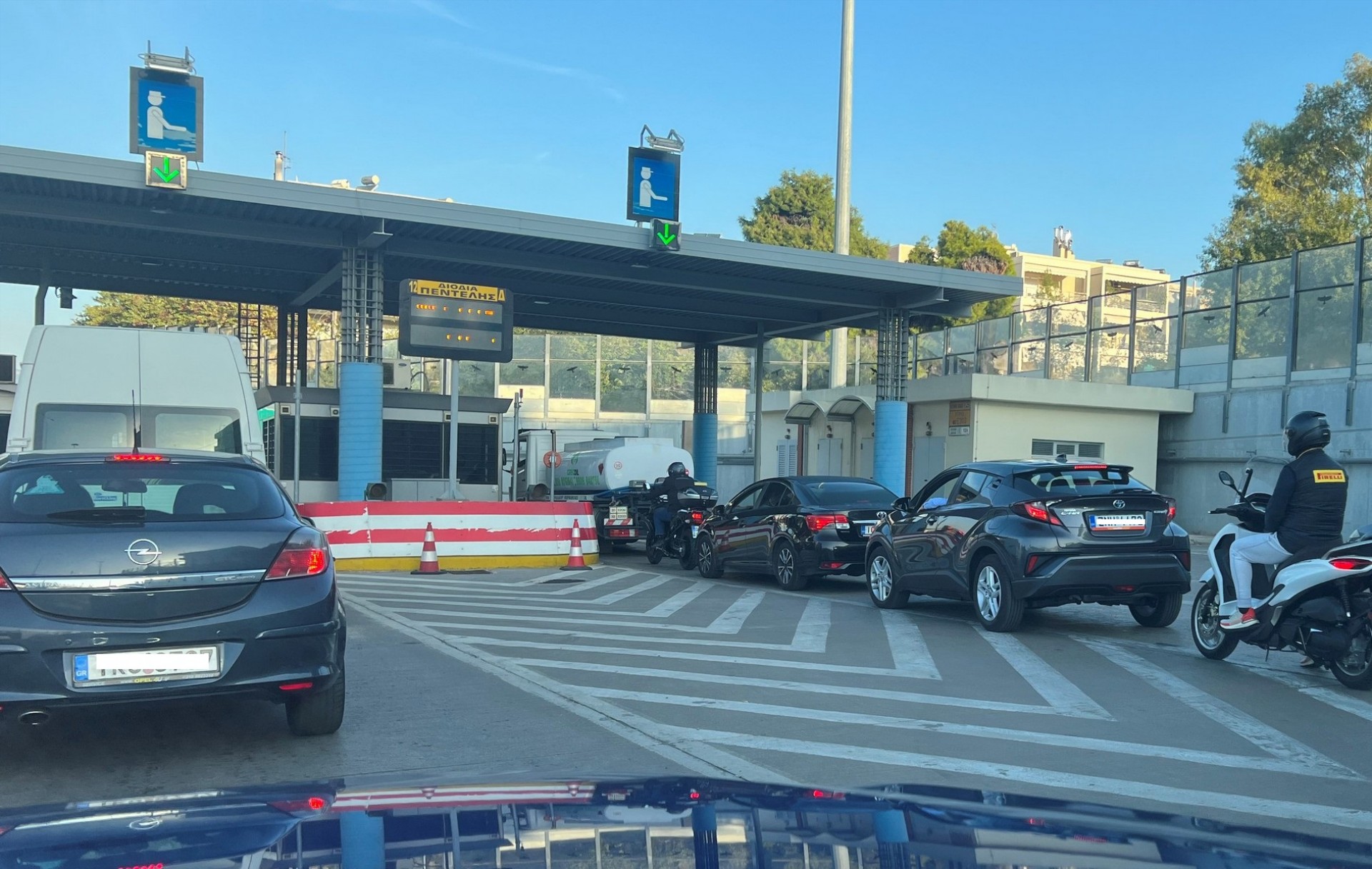 Έβγαλε όπλο στην Αττική Οδό – Πήρε τα λεφτά από τα διόδια