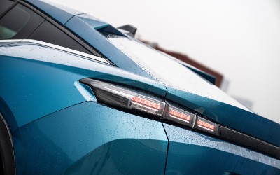 Υβριδικό, οικογενειακό coupe-crossover με 180 PS, κατανάλωση 1,1 lt/100 km και μηδενικά Τέλη – Ποιο είναι;