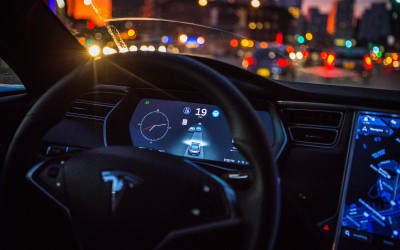 Tesla: Αυξημένα ασφάλιστρα για όσους οδηγούν νύχτα - Δείτε πως χρεώνει