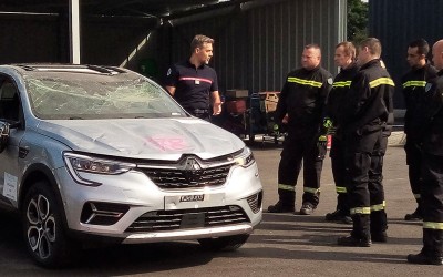 Γιατί έχουν QR Code τα αυτοκίνητα της Renault; Τι σχέση έχει η πυροσβεστική;