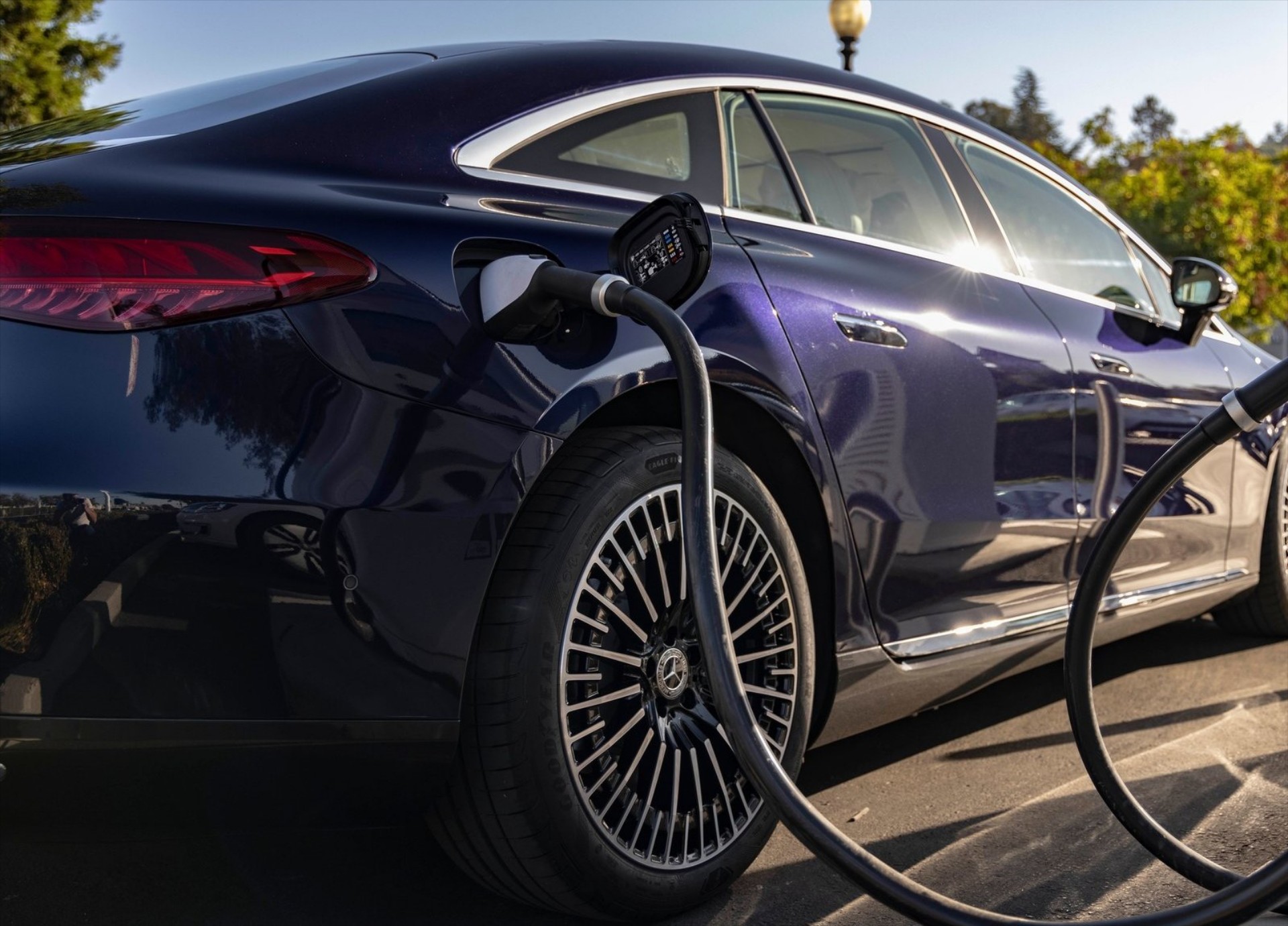 Οι 5 ελληνικοί δήμοι με πιο πολλούς φορτιστές, παρά βενζινάδικα!