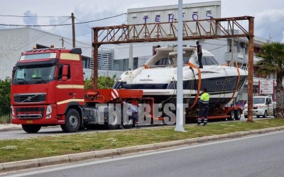 Σκάφος βγήκε στη «στεριά» και έκλεισε την Πατρών-Κορίνθου – Δείτε εικόνες