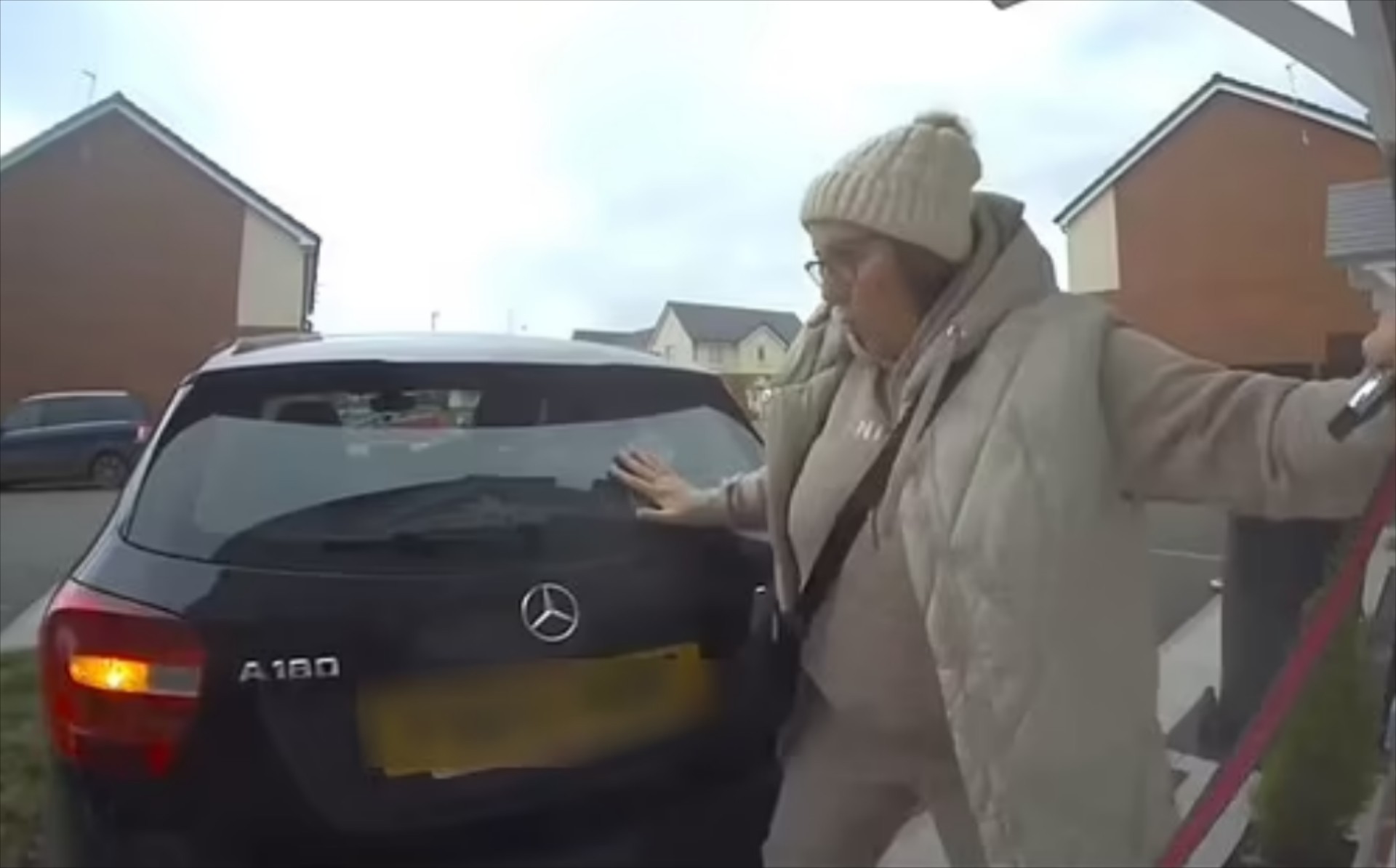 Video: Κλείδωσε, δεν τράβηξε χειρόφρενο – Τη σφήνωσε στον τοίχο η Mercedes της