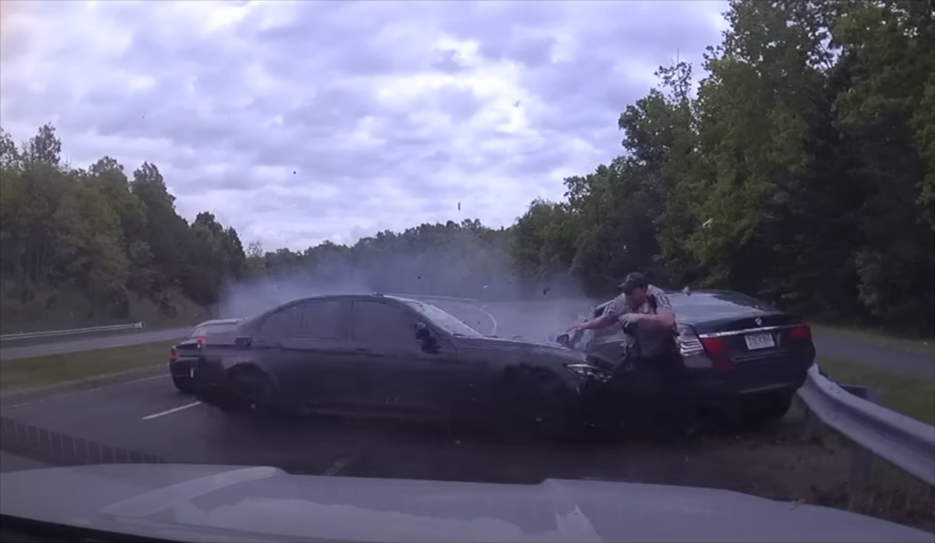 BMW πέφτει σε αστυνομικό που βρίσκεται στη ΛΕΑ [video] 