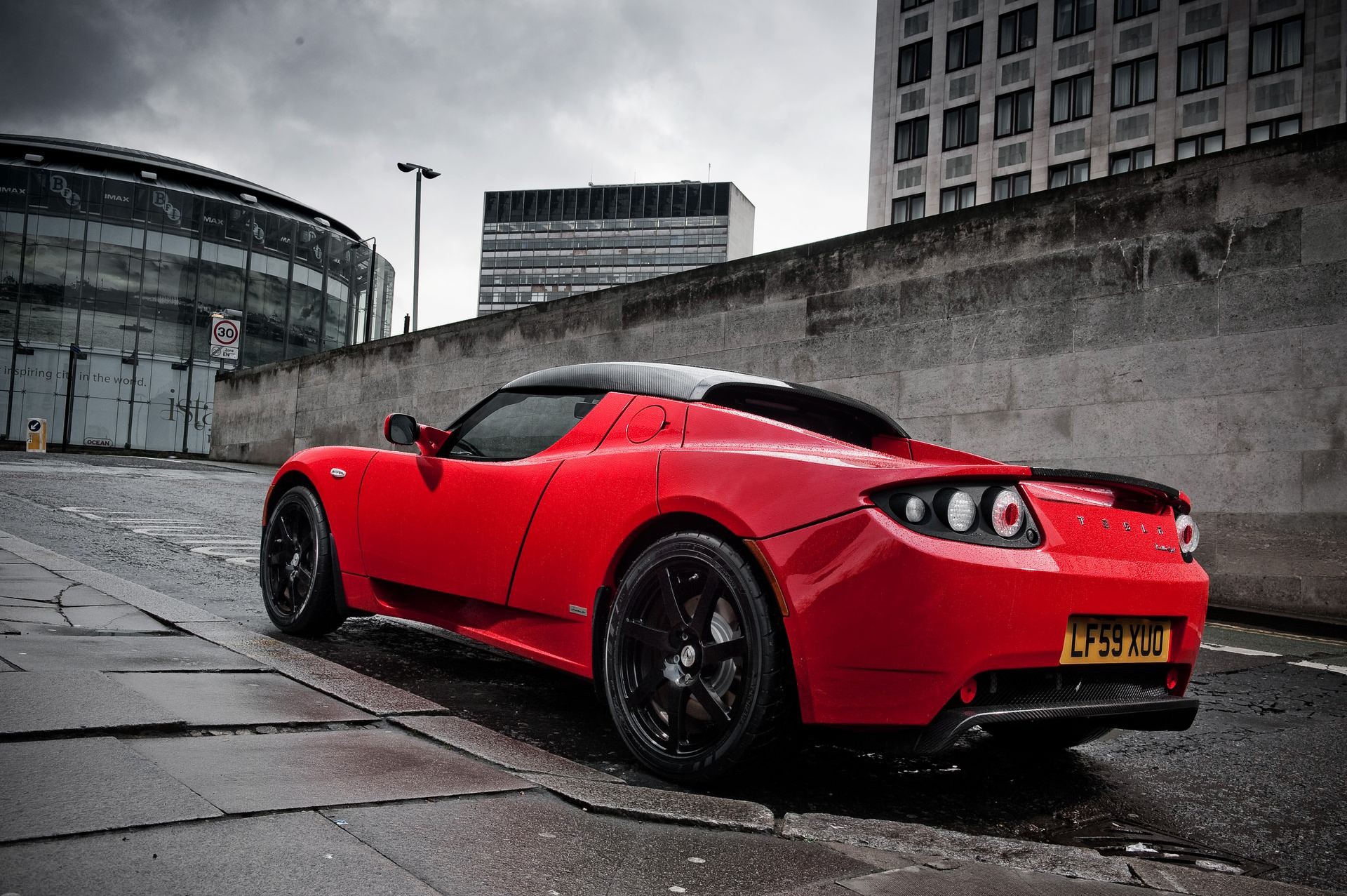 Απίστευτο: Βρέθηκαν 3 ολοκαίνουρια Tesla Roadster στην Κίνα