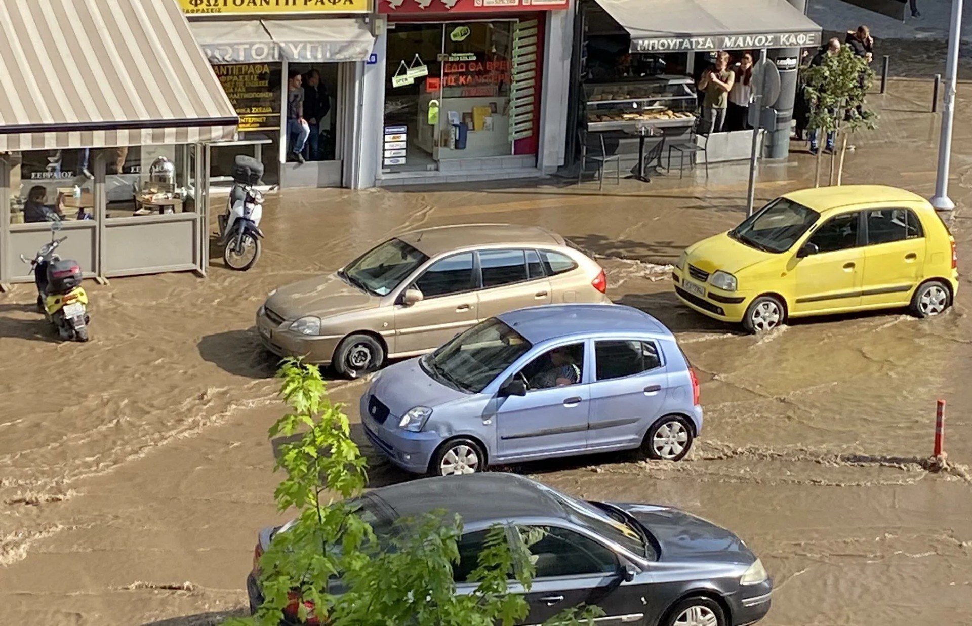 Γέμισε λύματα δρόμος στη Θεσσαλονίκη – Δείτε το video