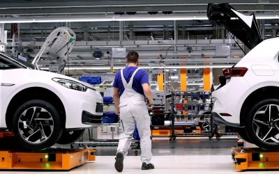 Οι Κινέζοι προειδοποιούν: Ούτε 10 κατασκευαστές αυτοκινήτων δεν «χωράει» ο κόσμος