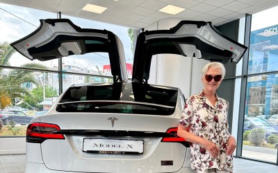 Η μητέρα του Elon Musk στην Ελλάδα – Πού πήγε, τι είπε για την Tesla [video]