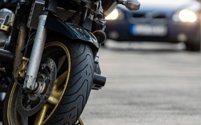 Παρκάρισμα μοτοσικλετών: Είναι νόμιμο να πιάνουν θέση αυτοκινήτου;