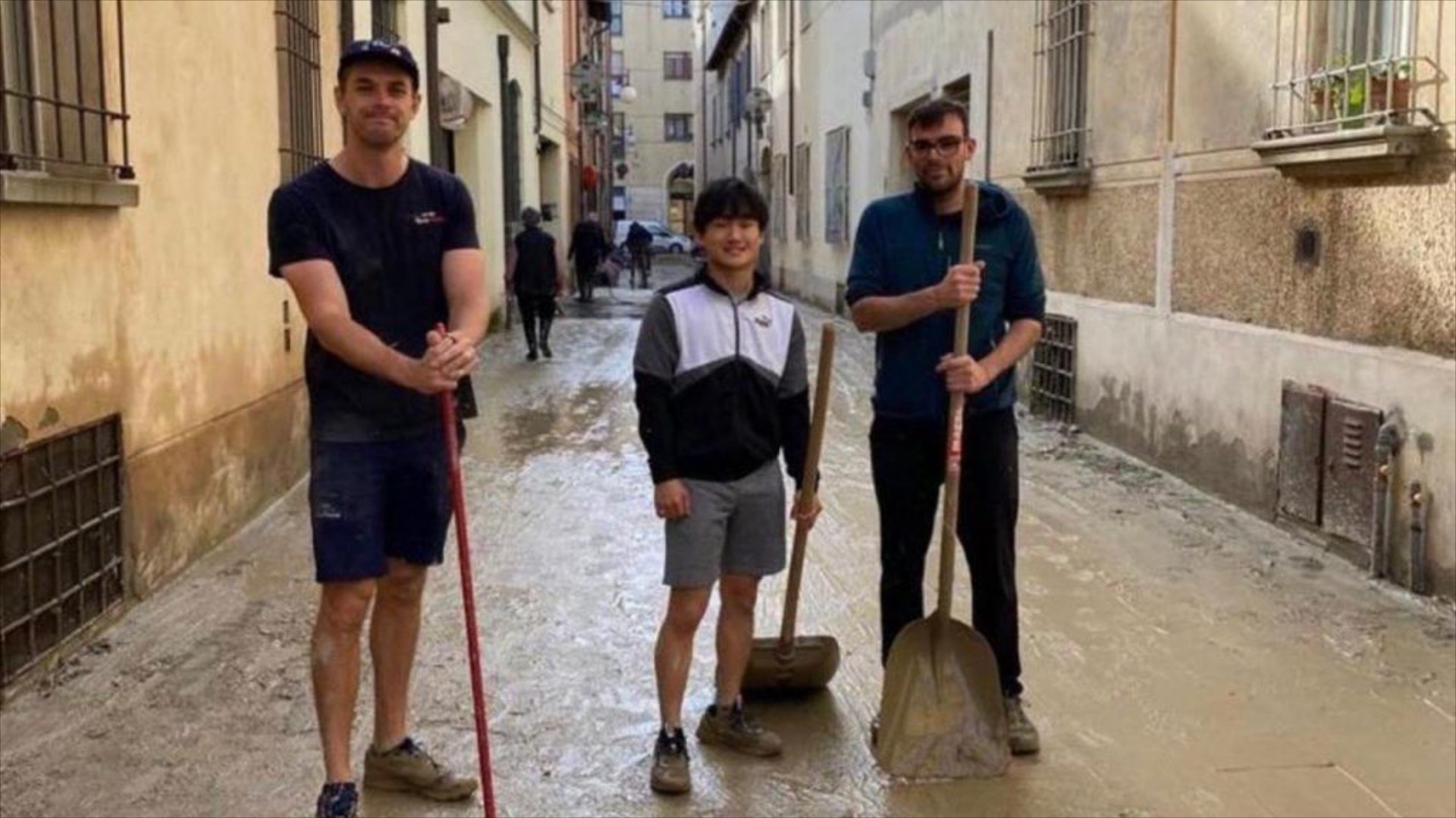 Πλημμύρες Ιταλίας: O Yuki Tsunoda πήρε φτυάρι και καθάρισε λασπόνερα