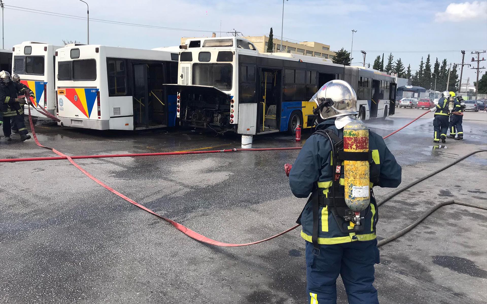 Φωτιά σε λεωφορείο! Εντυπωσιακή άσκηση της Πυροσβεστικής σε Video