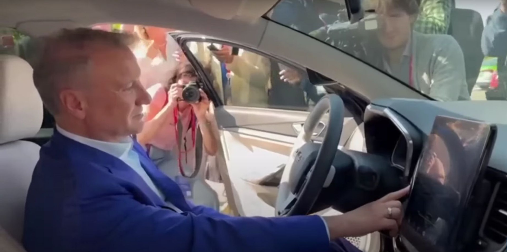 Lada: Παρά λίγο φιάσκο η παρουσίαση του Aura, λόγω... Ρώσου υπουργού [video]