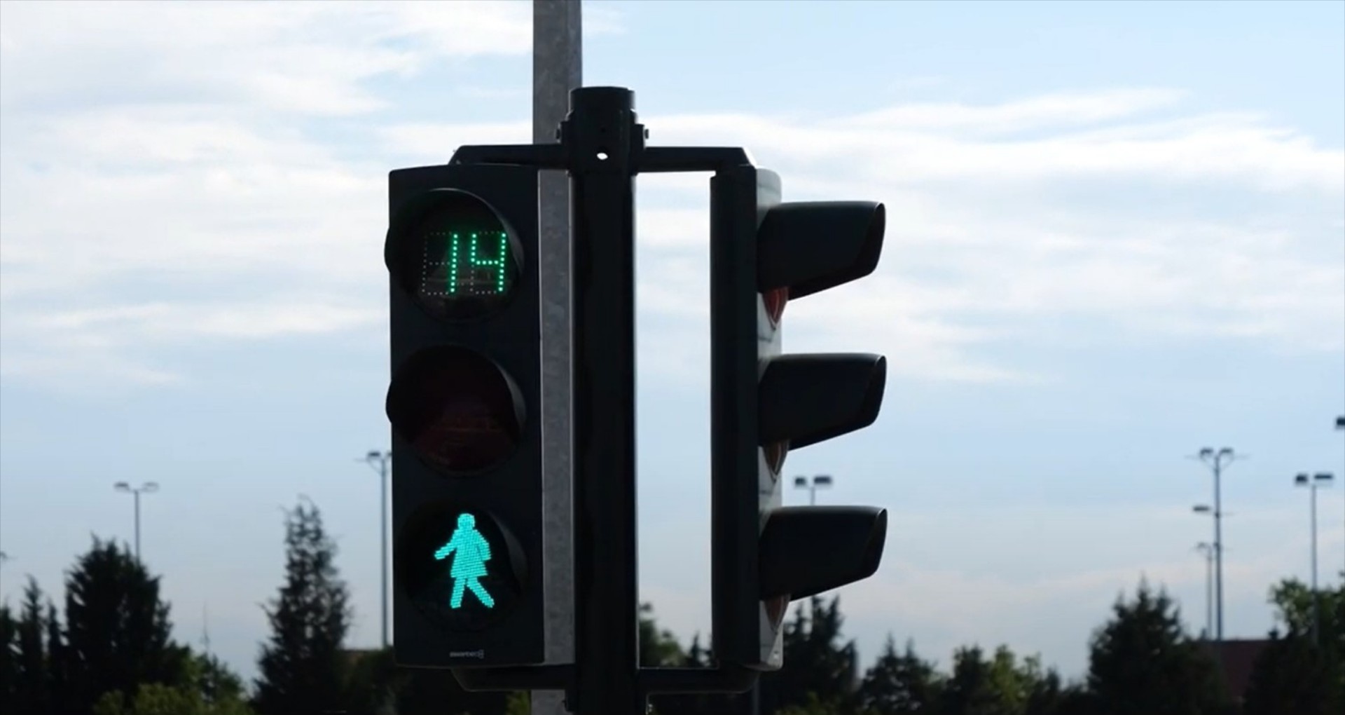 Φανάρια με γυνακεία φιγούρα πεζού στην Ελλάδα - Πού μπήκαν; [video]