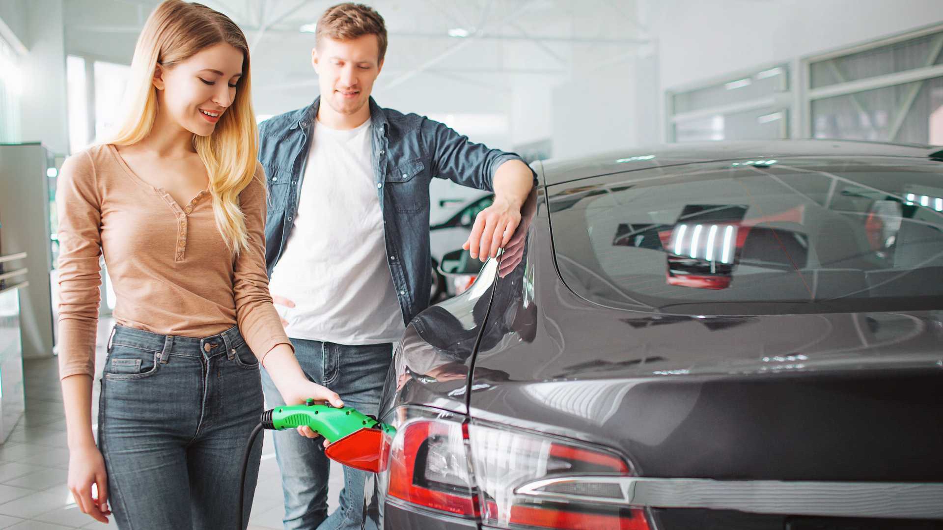 Tesla: Έριξε τιμές κι έκανε ρεκόρ πωλήσεων