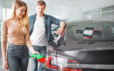 Tesla: Έριξε τιμές κι έκανε ρεκόρ πωλήσεων