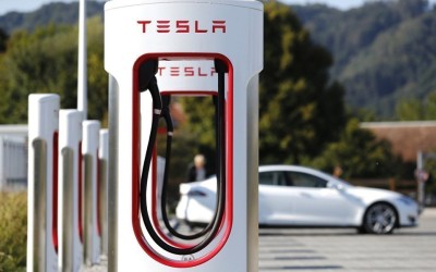 Tesla: Πόσο κοστίζει η φόρτιση σε Superchargers στην Ελλάδα, από σήμερα