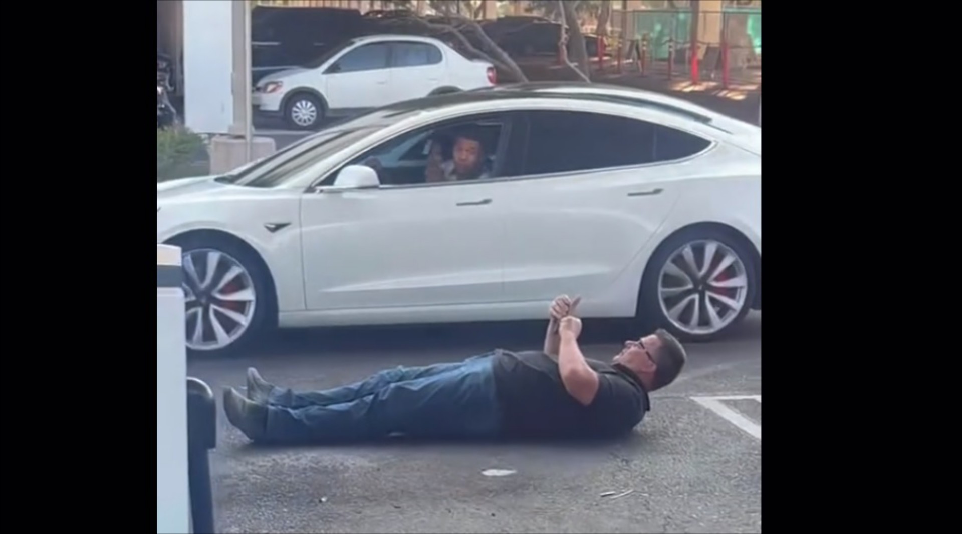 Ιδιοκτήτης Tesla: «Ή θα φορτίσω, ή με πατάς!» [video]