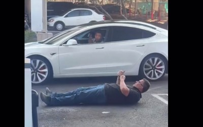 Ιδιοκτήτης Tesla: «Ή θα φορτίσω, ή με πατάς!» [video]