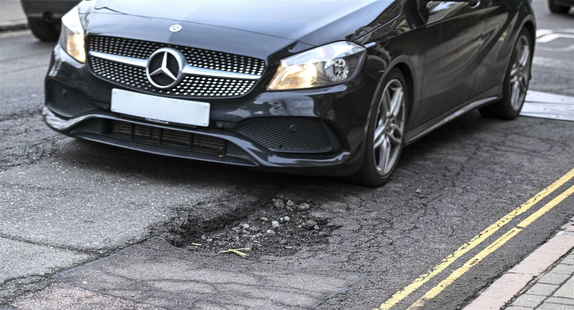 Έπεσες σε λακκούβα; Η ανάρτησή σου θα ενημερώνει αυτόματα τον δήμο!