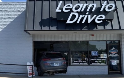 Ειρωνεία: Δάσκαλος οδήγησης «καρφώθηκε» στη σχολή οδηγών [video]