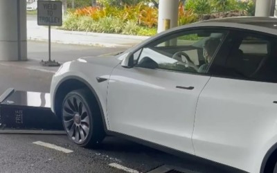 Οδηγός Tesla πήρε μαζί τον φορτιστή και δεν το πρόσεξε καν [Video]