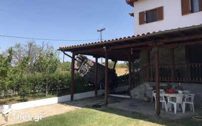 Αυτοκίνητο προσγειώθηκε στην αυλή σπιτιού! [video]